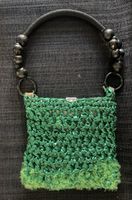 Kleine Tasche grün mit Perlenhenkeln 14cm