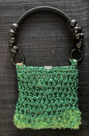 Kleine Tasche grün mit Perlenhenkeln 14cm