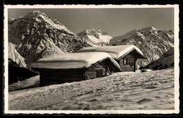 AK Maran ob Arosa, Verschneite Alphütten vor Bergpanorama