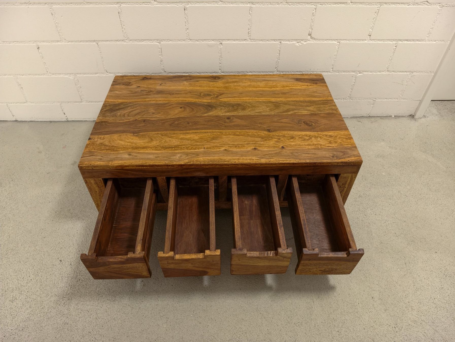 Mobili TV: TV- oder Couchtisch aus Massivholz – Usato da Meilen venduto da ron_6mwb 2