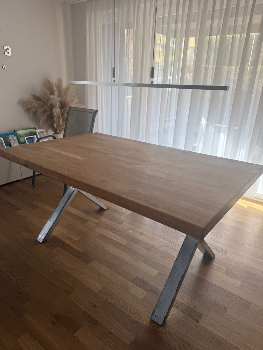 Tische: Holztisch mit Metallbeinen – Gebraucht aus Zürich von jdr_l9z2 2