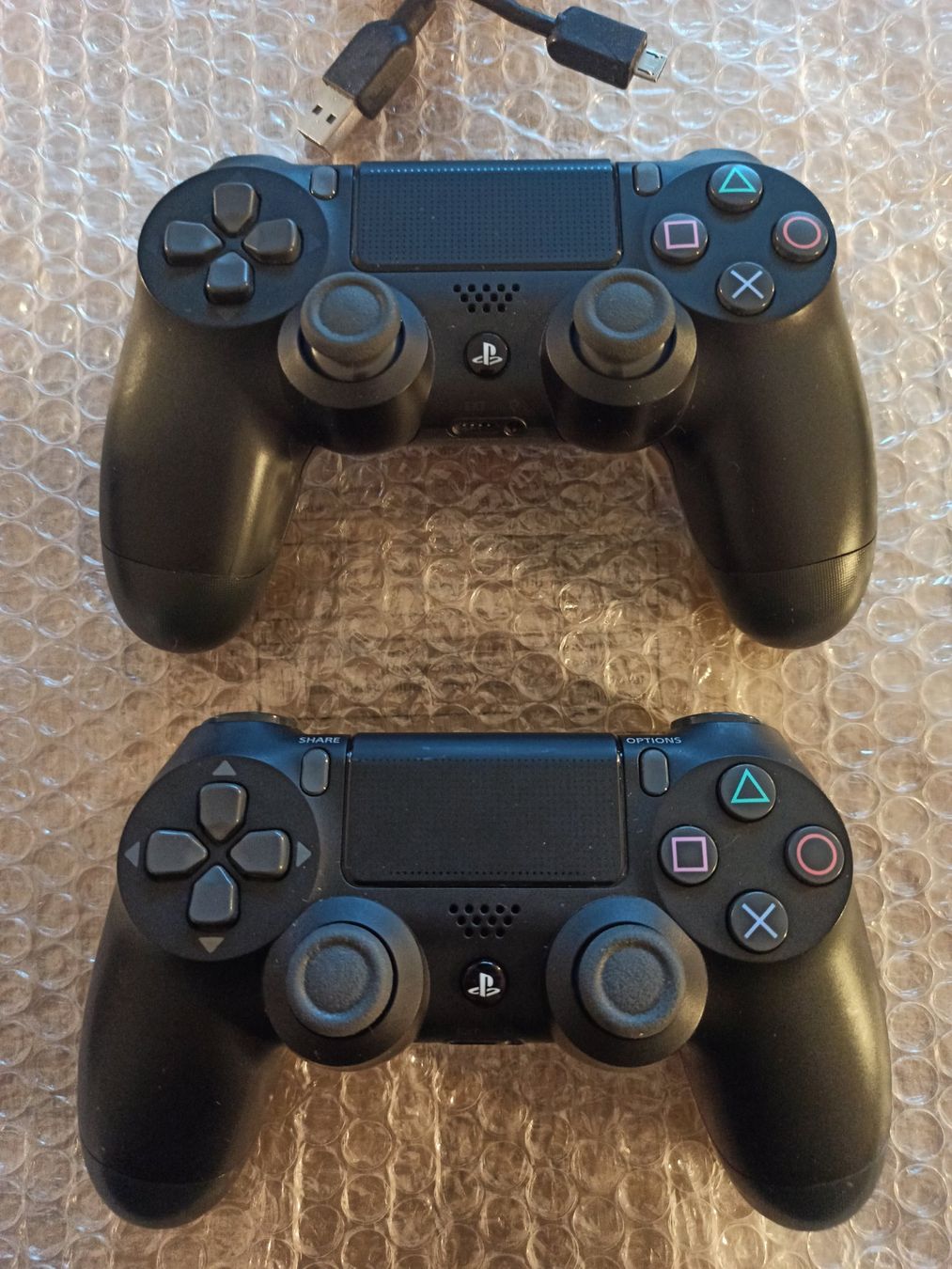 Controller: 2 x Original Controller Sony PS4 Wireless DualShock 4 V2 TOP – Usato da Oberweningen venduto da mar_87mx