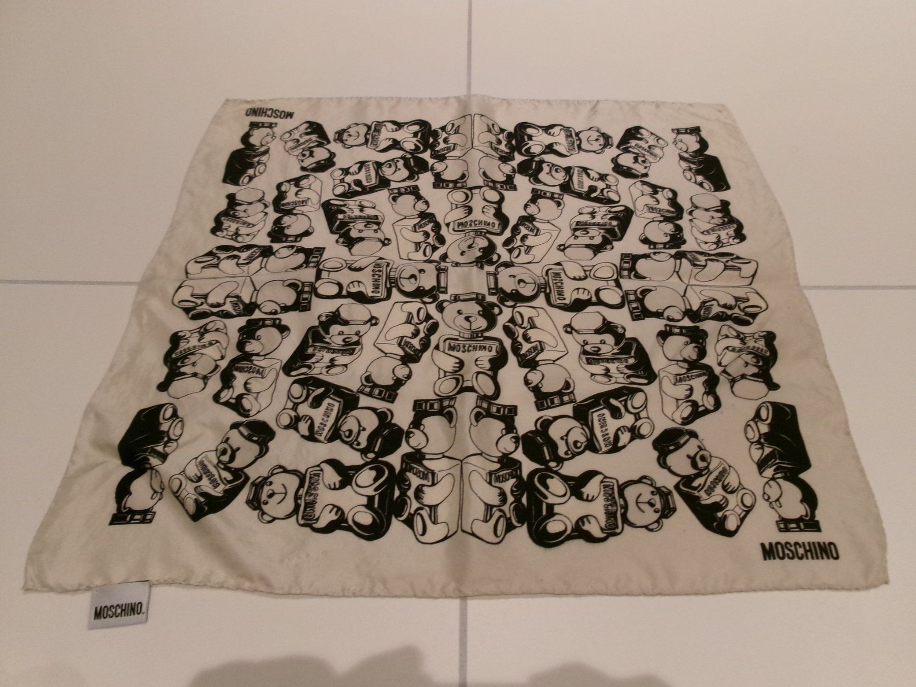 Moschino Foulards, Tücher & Schals: Moschino / Seidentuch / 50 cm / Nichtraucher – Gebraucht aus Welschenrohr von StarRecordsGmbH 1