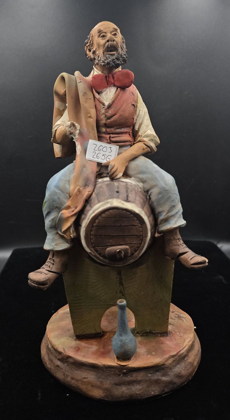 Statuette: Ton Figur sitzender Mann auf Weinfass, signiert – Usato da Rorschacherberg venduto da snOOpydOg11