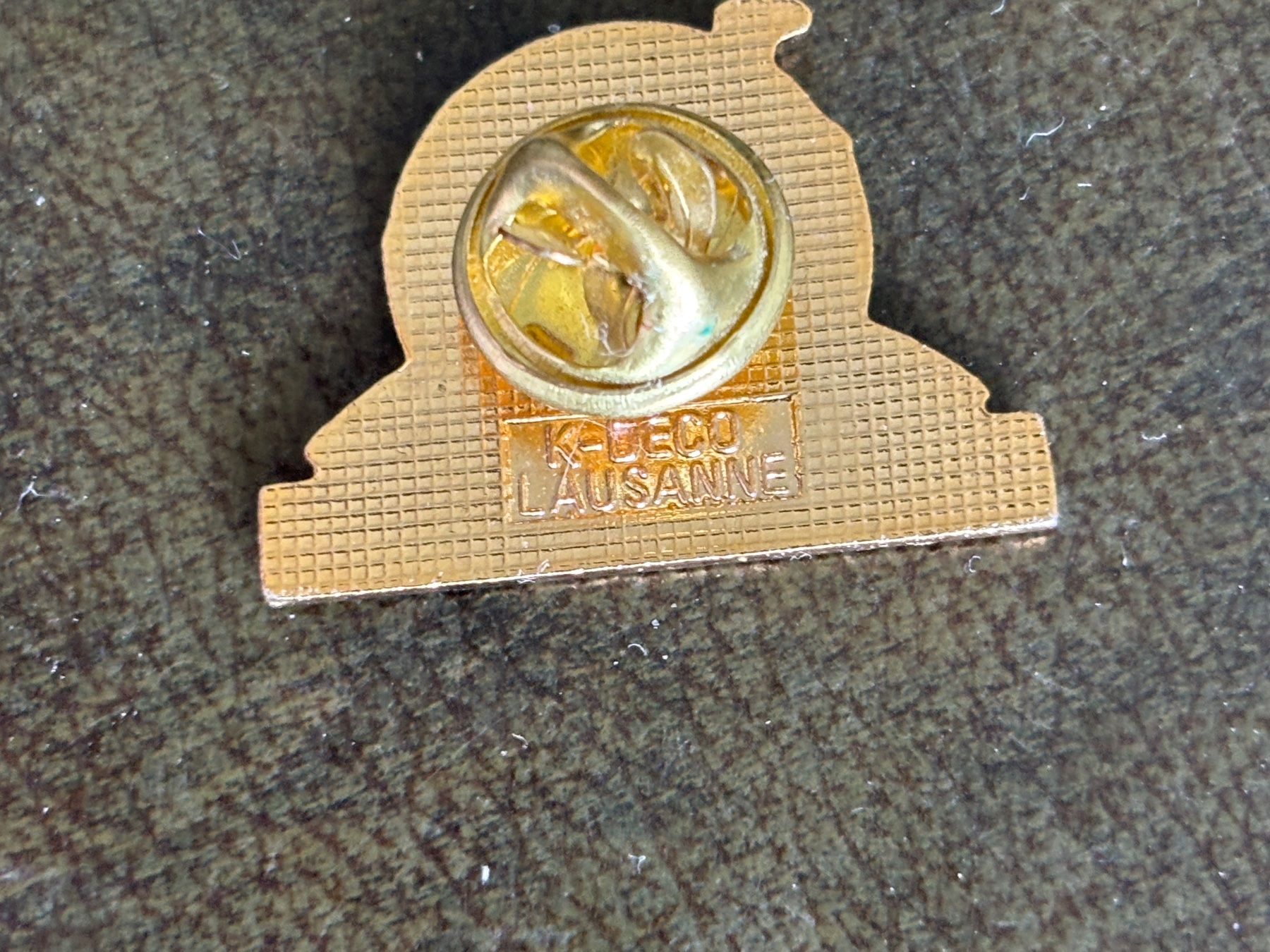 Placchette & Badge: vintage CAMEL Cannes 1992 Pin – Usato da THERWIL venduto da Fcbbasel 1