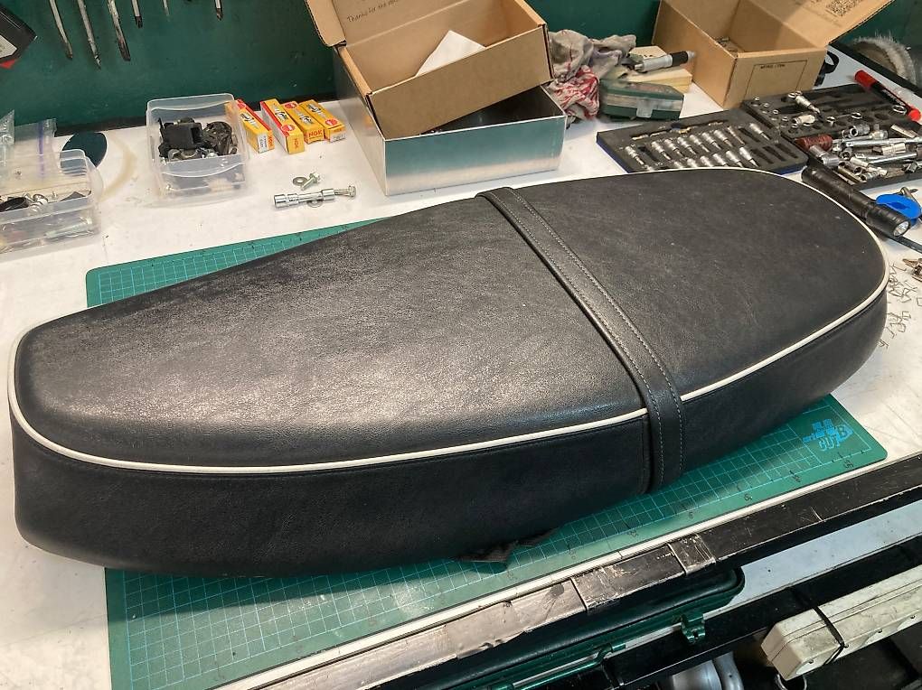 Tutti i ricambio per moto: Selle Triumph Bonneville T100 – Usato da Genève venduto da Bellameccanica