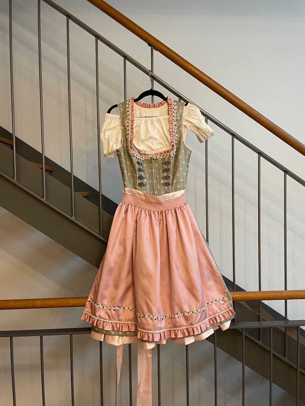 Krüger Kleider: Wunderschönes Krüger Dirndl in Rosa / Hellgrün – Gebraucht aus Zürich von mir_c7h5 3