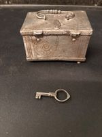 Antike Schmuckschatulle Metall mit Schlüssel gebraucht