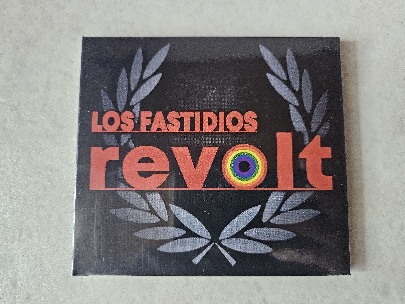 CD: Los Fastidios  -  Revolt  /  Fabrikneu – Nuovo e nell'imballaggio originale da Schneisingen venduto da backstore24