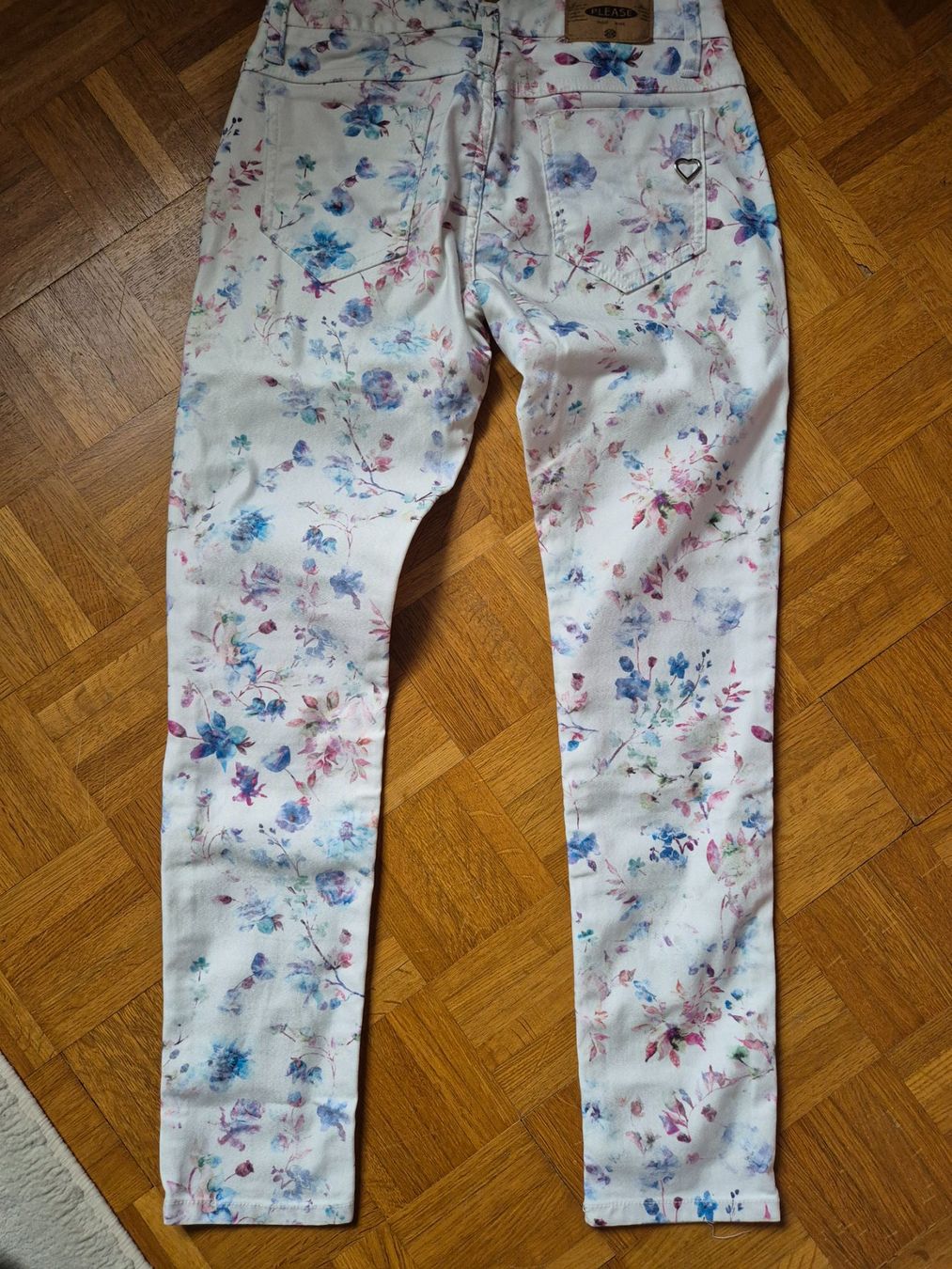 Jeans: Jeans weiss mit Blumenmuster, Gr. S – Gebraucht aus Dietikon von grafad 1