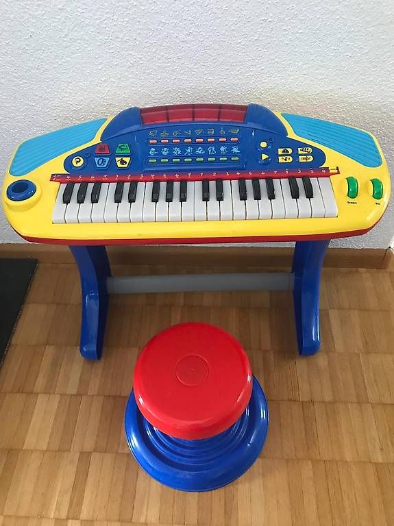 Strumenti musicali: Elektronisches Keyboard mit Hocker – Usato da Dübendorf venduto da giuseppe3101