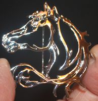 Brosche - L-7467 – Pferd silbrig – 4,8x4,8cm Metall
