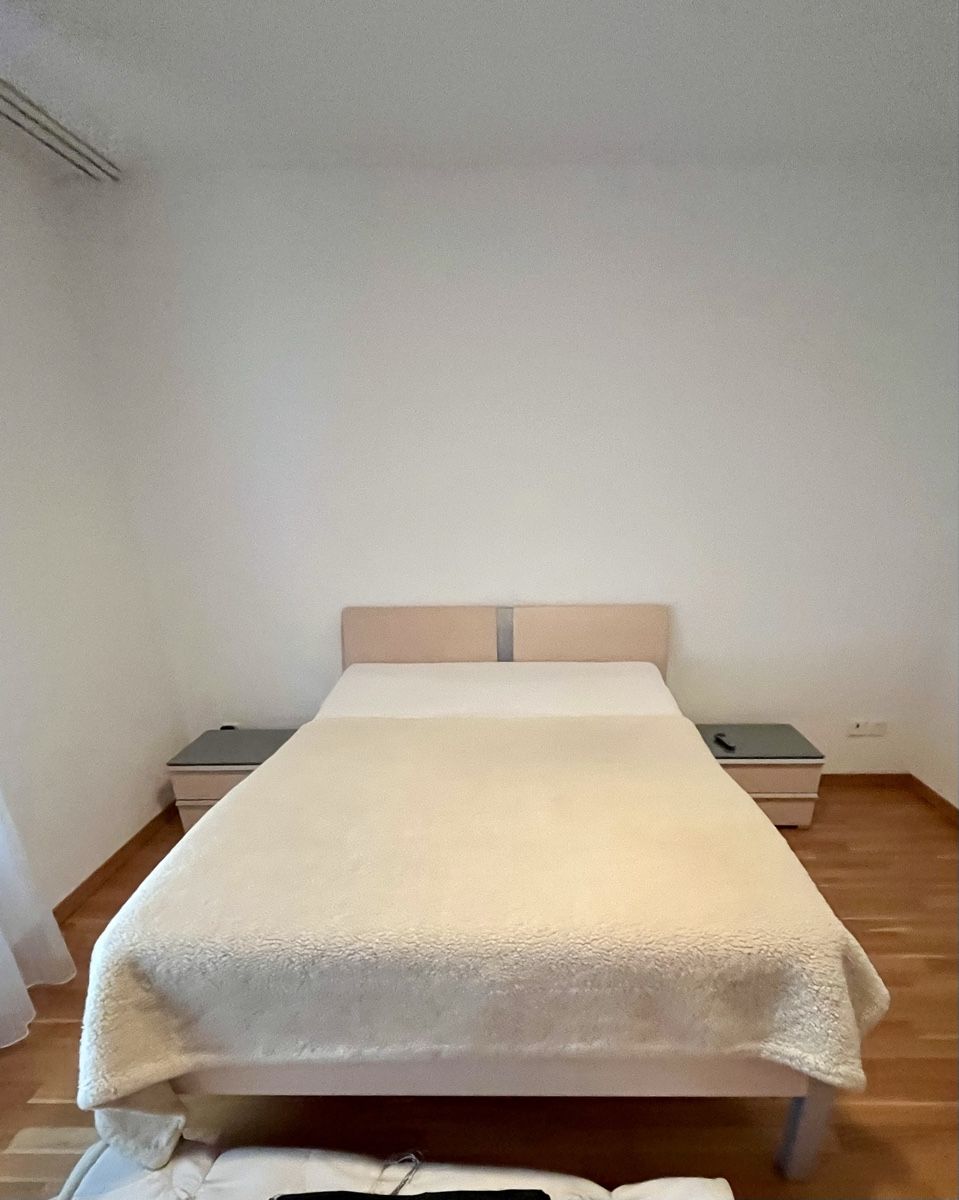 Bico Letti: Bett mit Motor, Bico-Lattenrost, 2 Nachttischchen – Usato da Möriken AG venduto da Libero013 1