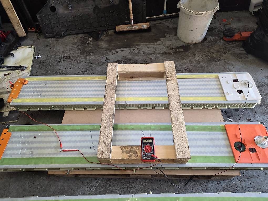 Piatti di portata: Tesla Model 3 Module Long Range Solarspeicher – Usato da Glarus venduto da Alpenvolt 2