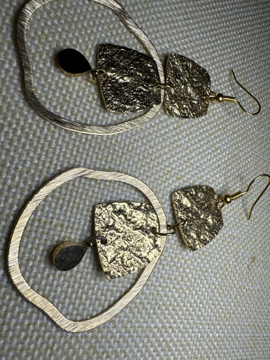Ohrringe & -stecker: Hammered Gold Tone Dangle Earrings - Modern and Unique! – Neu und originalverpackt aus Bouveret von dou_g8q7 2