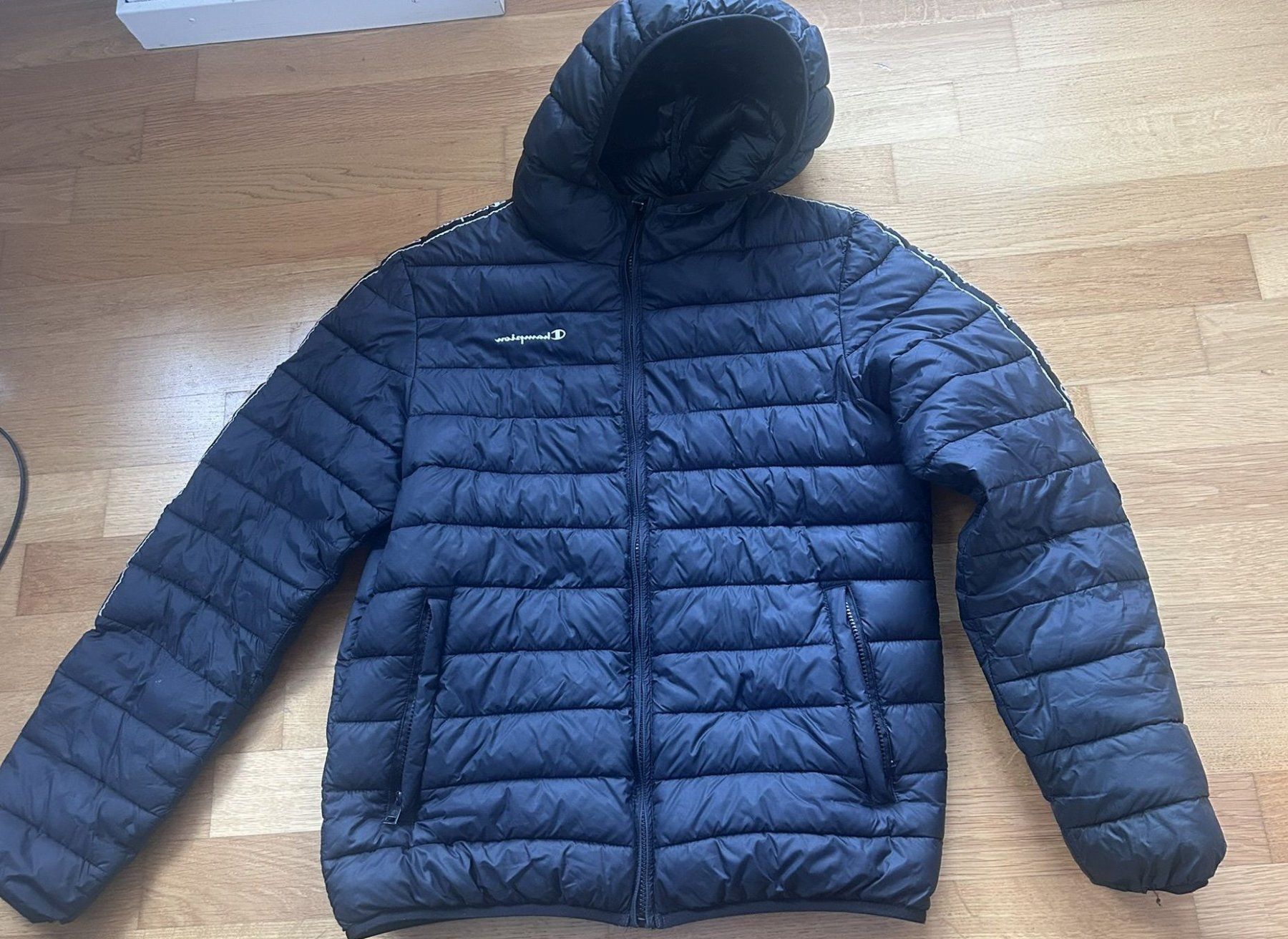 Giacche: Champion Steppjacke Gr 172-178 – Usato da Thalwil venduto da Mbadzi