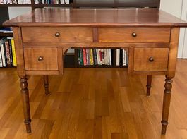 Petit bureau de style Louis Philippe en merisier