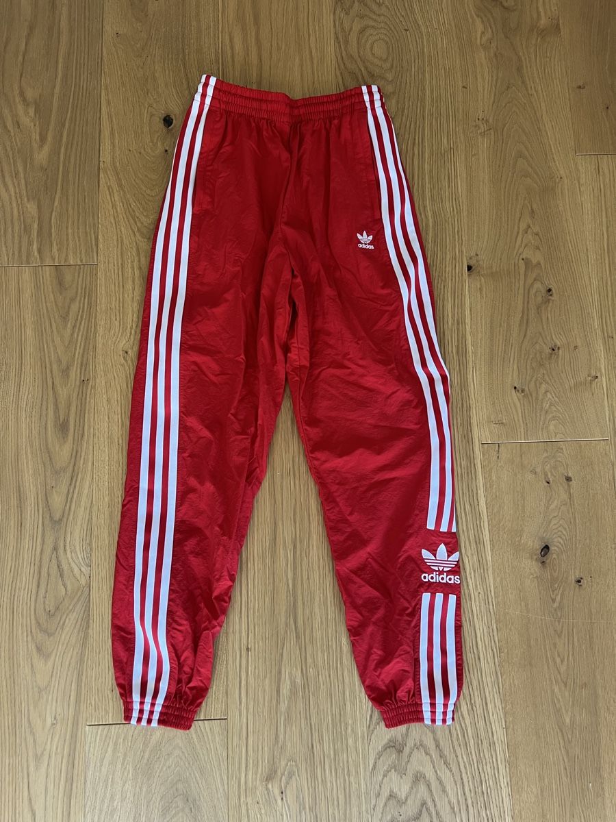 Adidas Pantaloni: Adidas Trainingshose rot Grösse 152 gebraucht – Nuovo (secondo la descrizione) da moosseedorf venduto da andrina.salis