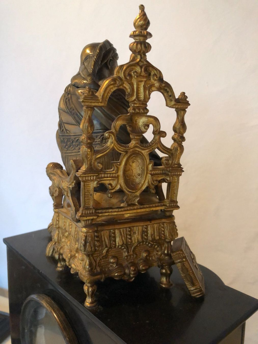 Orologi da terra & Orologi da parete: antike Kaminuhr 19.Jht, Bronzeaufsatz "Mutter und Kind" – Usato da St. Gallen venduto da Blin 2