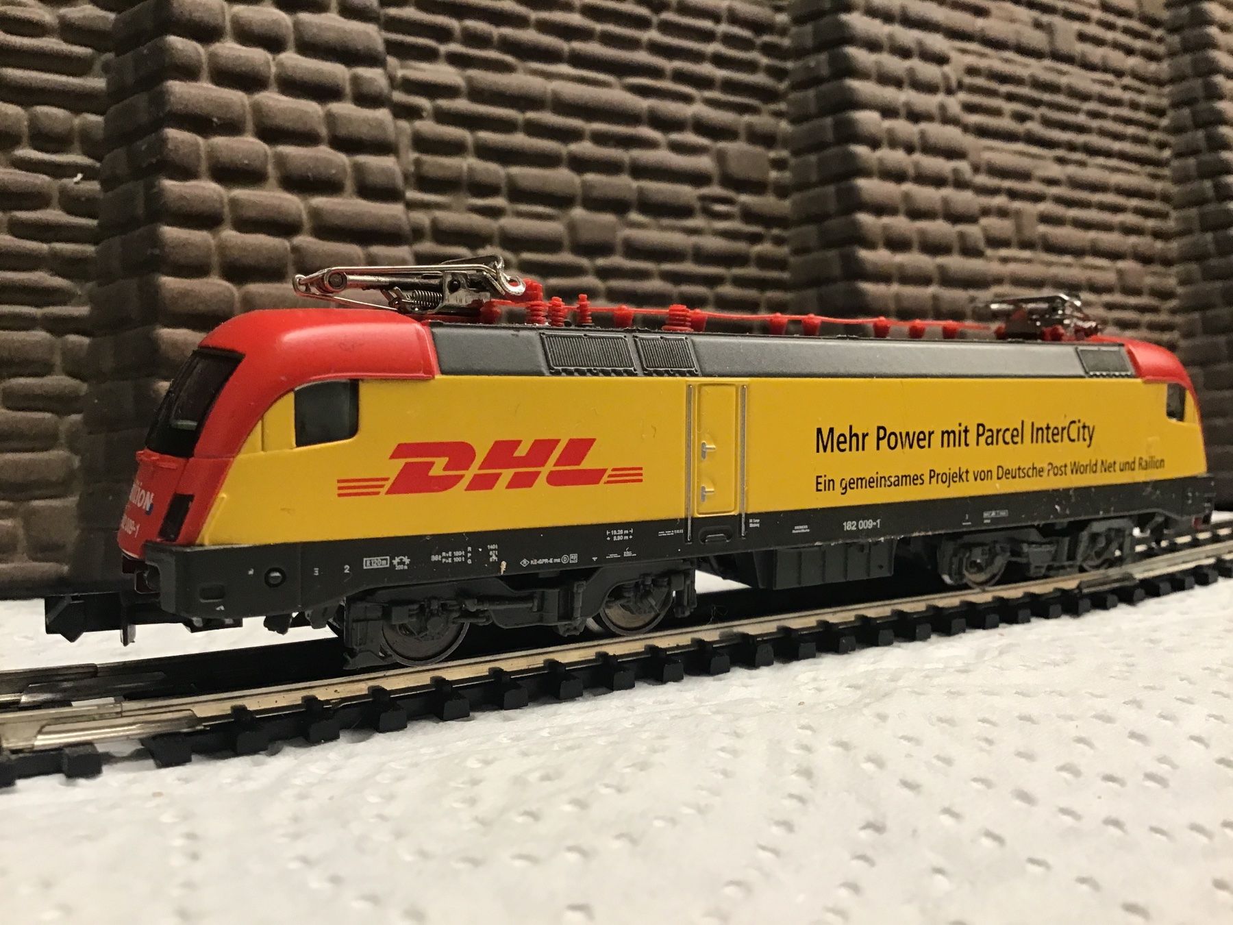 Trix Modellini di ferrovie: Minitrix N DHL Intercity Lok 182 009-1 – Usato da Männedorf venduto da Modelle-aller-Art