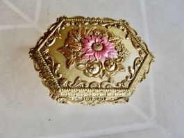 Klein, goldfarbene Schatulle mit Blumendeko und rot ausgeleg