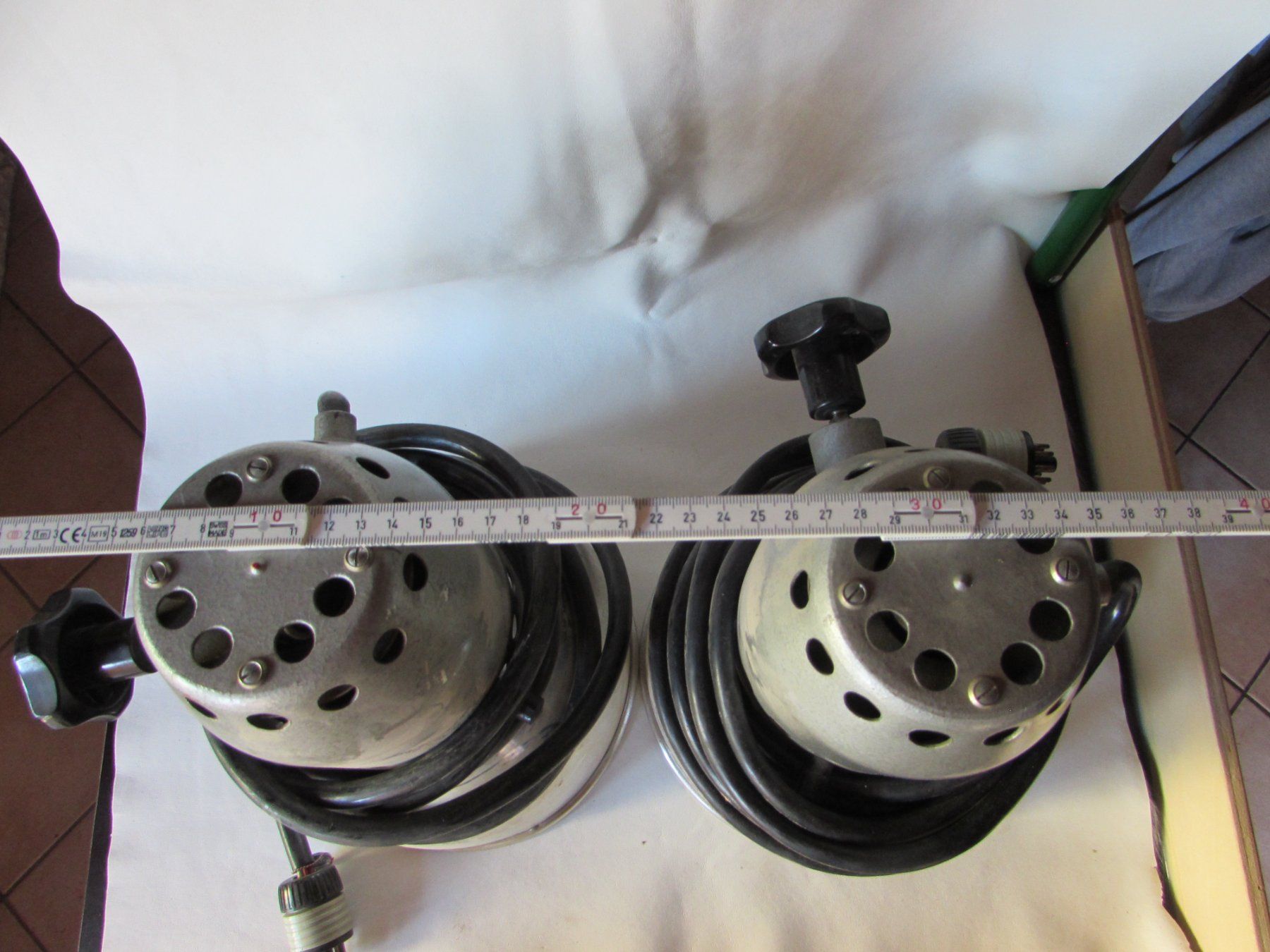 Lampes: Lot de 2 projecteurs halogènes anciens avec câbles – D'occasion à Onnens VD par didier1956 1