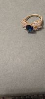 Ring goldfarben mit blauem Stein und Zirkonia