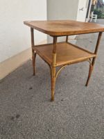 Beistelltisch antik Holz Rattan mit Ablage gute Zustand