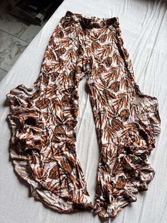 Hose gemustert mit geöffnetem Bein