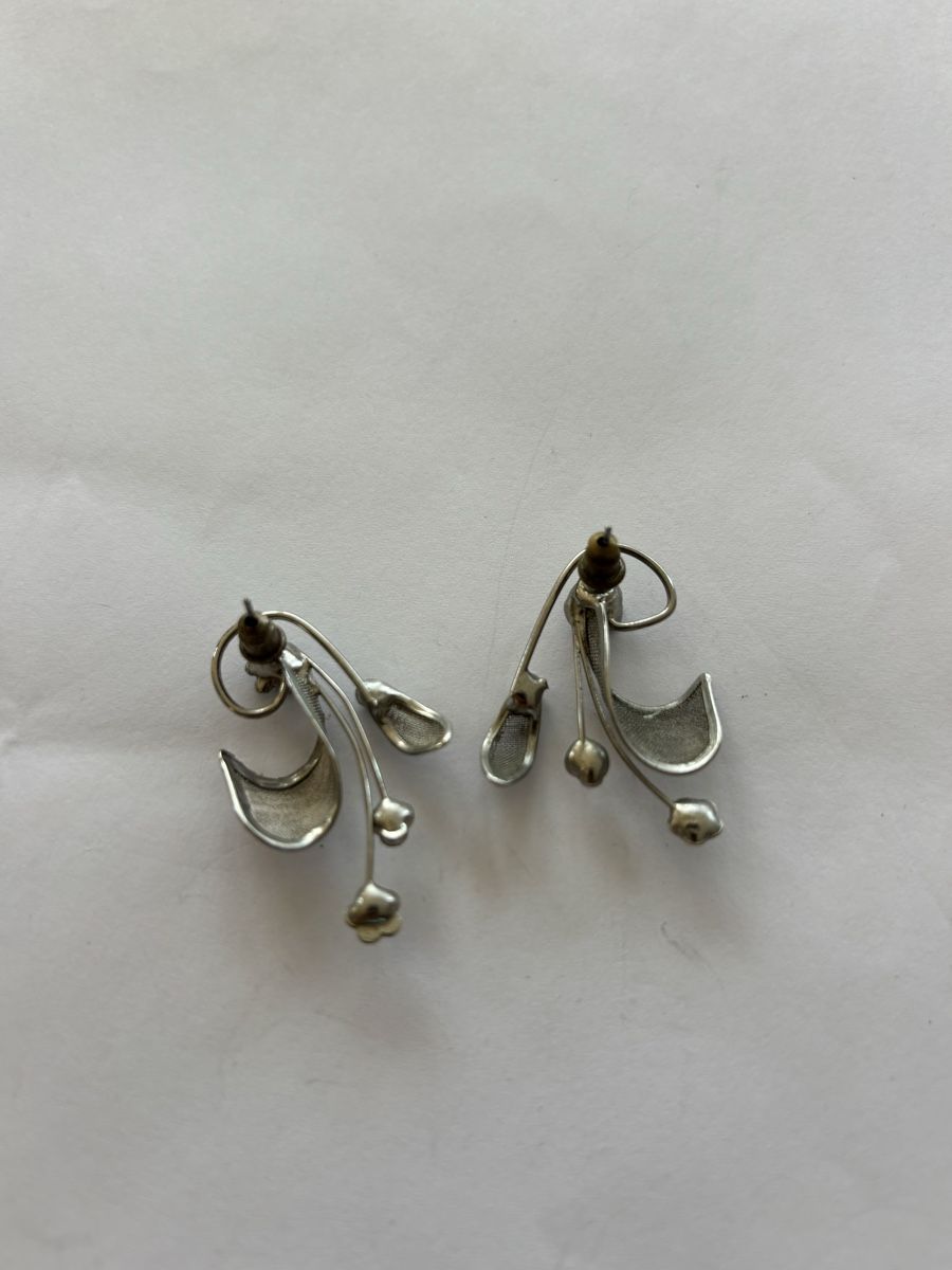 Ohrringe & -stecker: Ohrringe silberfarben mit Steinen Blumenform – Gebraucht aus Langnau am Albis von flusspflege 2