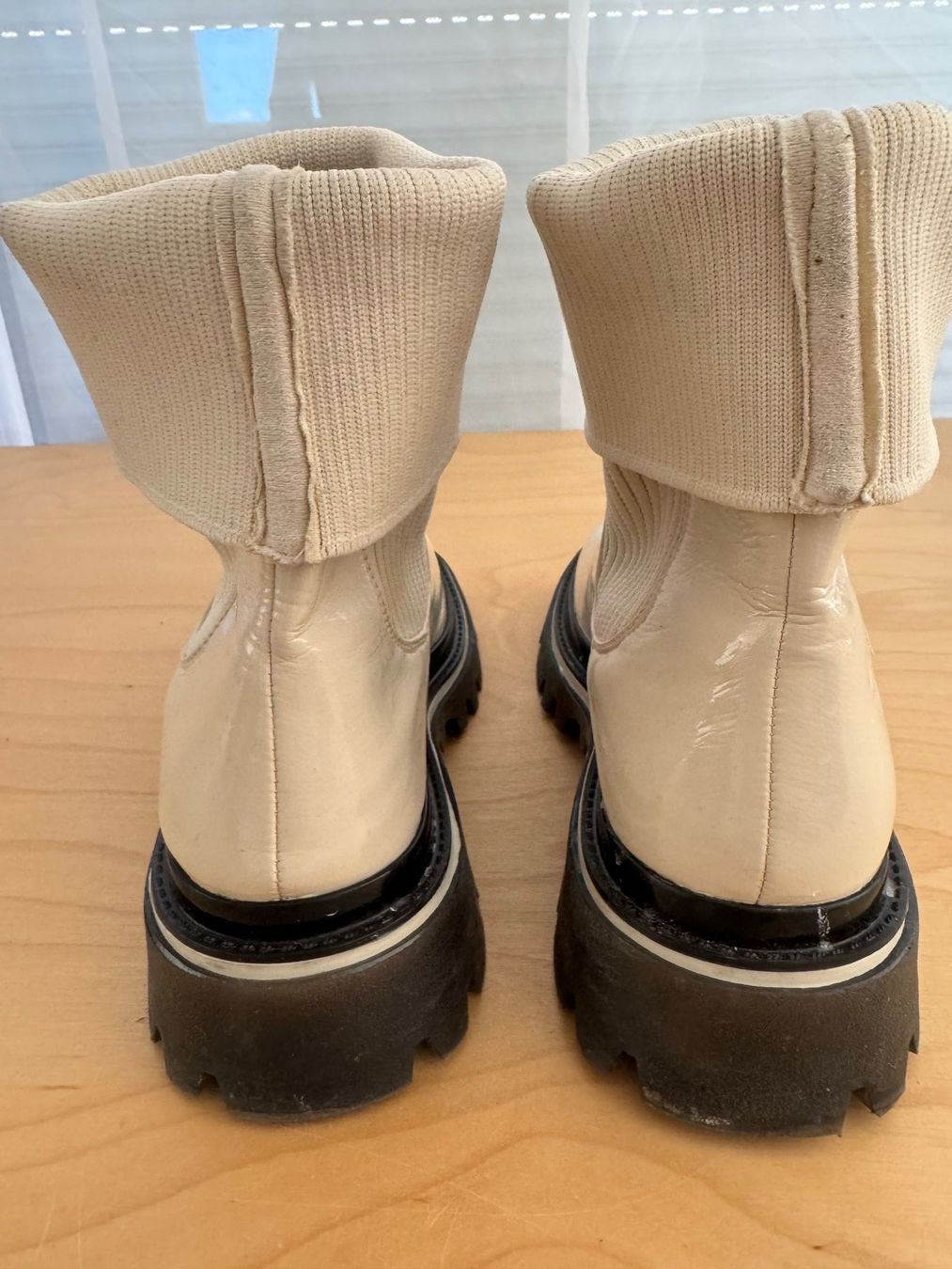 Scarpe da donna: Stiefelette, hellbeige, Grösse 40, Lackoptik – Usato da Rorschacherberg venduto da beeechen 2