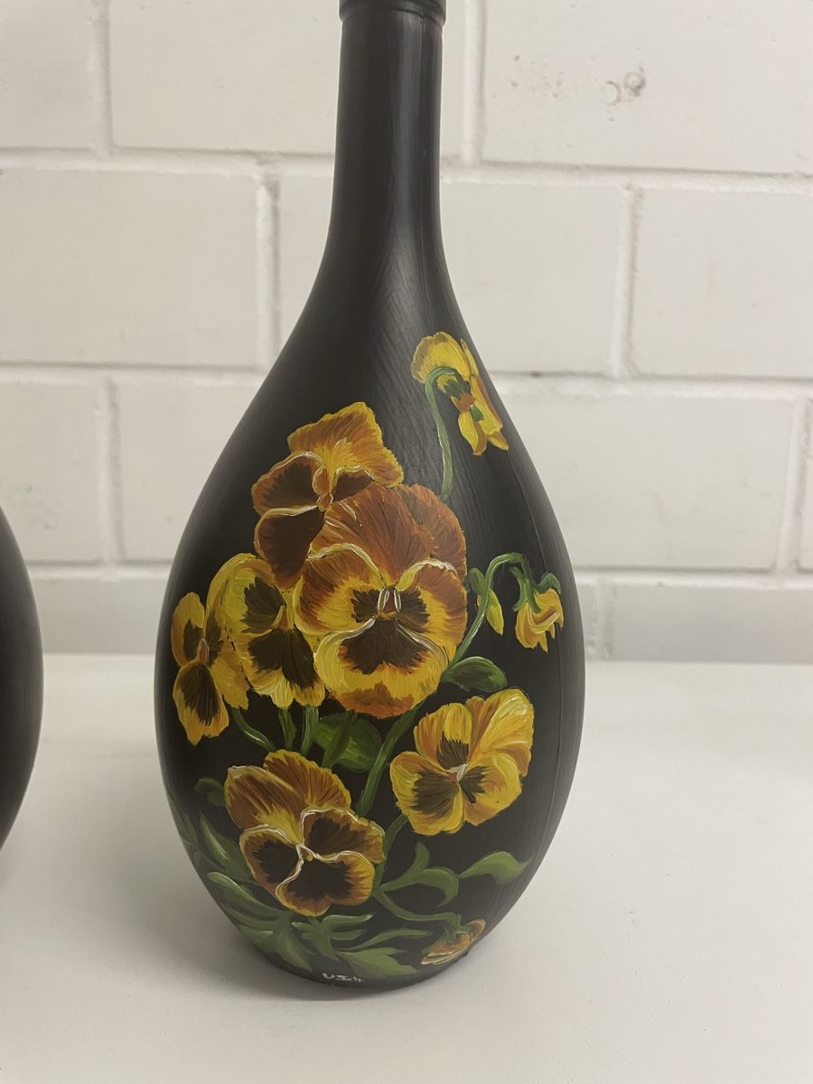 Vasen & Gefässe: 2 Vasen handbemalt Blumen Motiv schwarz – Gebraucht aus Wengi b. Büren von Reslig 2