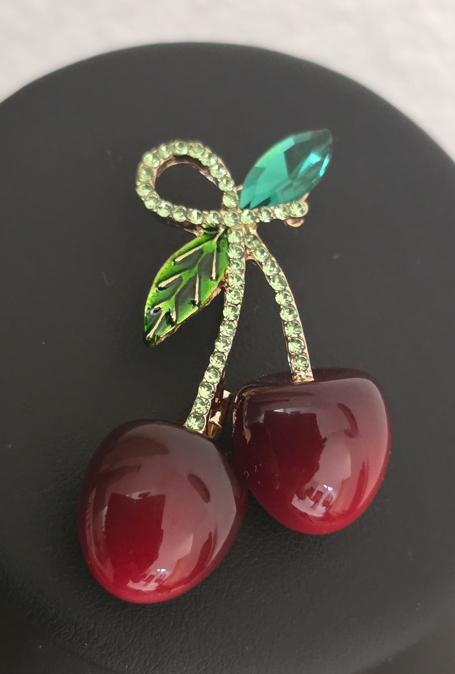 Broches & Aiguilles: Brosche Kirschen rot mit Strass neu – Neuf (Voir description) à Rheinsulz par Gilea 1