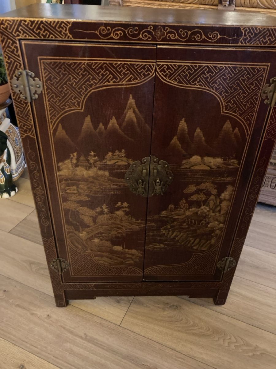 Cassettiere: Meuble asiatique, décor montagne et or – Usato da Bursinel venduto da SeveralLives
