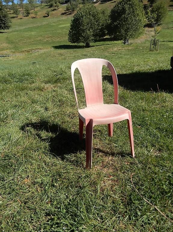 Chaises: 40 Kunststoffstühle stapelbar zu verschenken – D'occasion à Walchwil par marcokunz