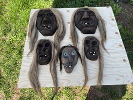 5 schöne alte Walliser Holzmasken