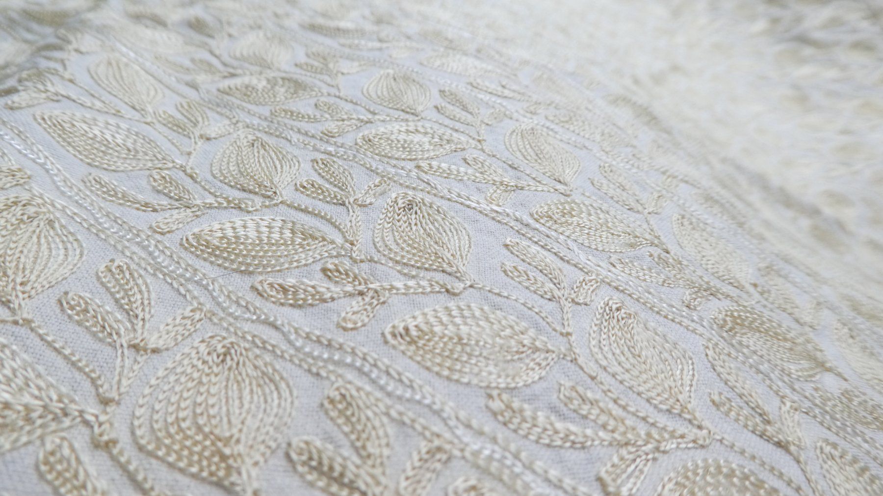Tessuti: älteres Stoffstück mit Blumenmuster creme/beige – Usato da Diessenhofen venduto da Hundeseele 5
