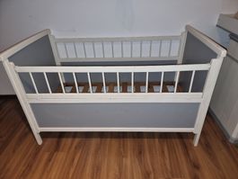hübsches, altes Babybettchen