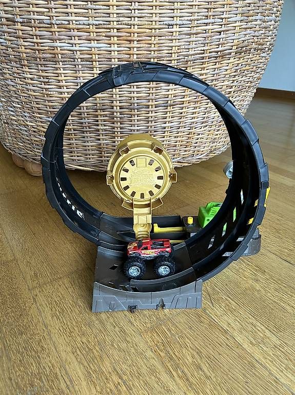 Hot Wheels Piste: Hot Wheels Rennbahn – Usato da Luzern venduto da sarafina2 2
