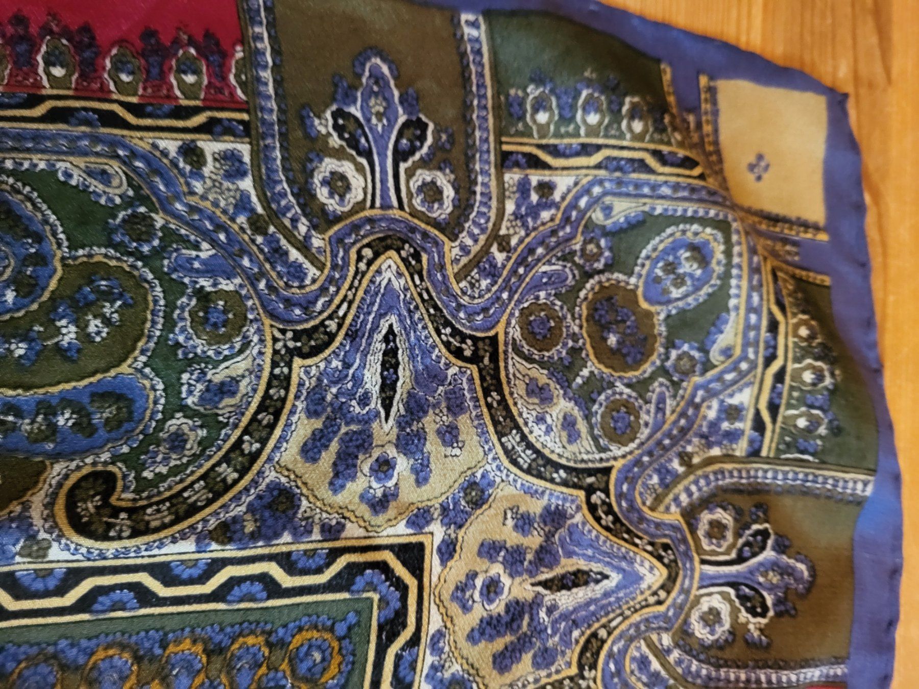 Foulards & écharpes: Wunderschöner Seidenschal mit Blumenmuster – Neuf (Voir description) à Guggisberg par Aegertenlehn 1