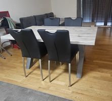 Esszimmer mit 4 robusten Stühlen