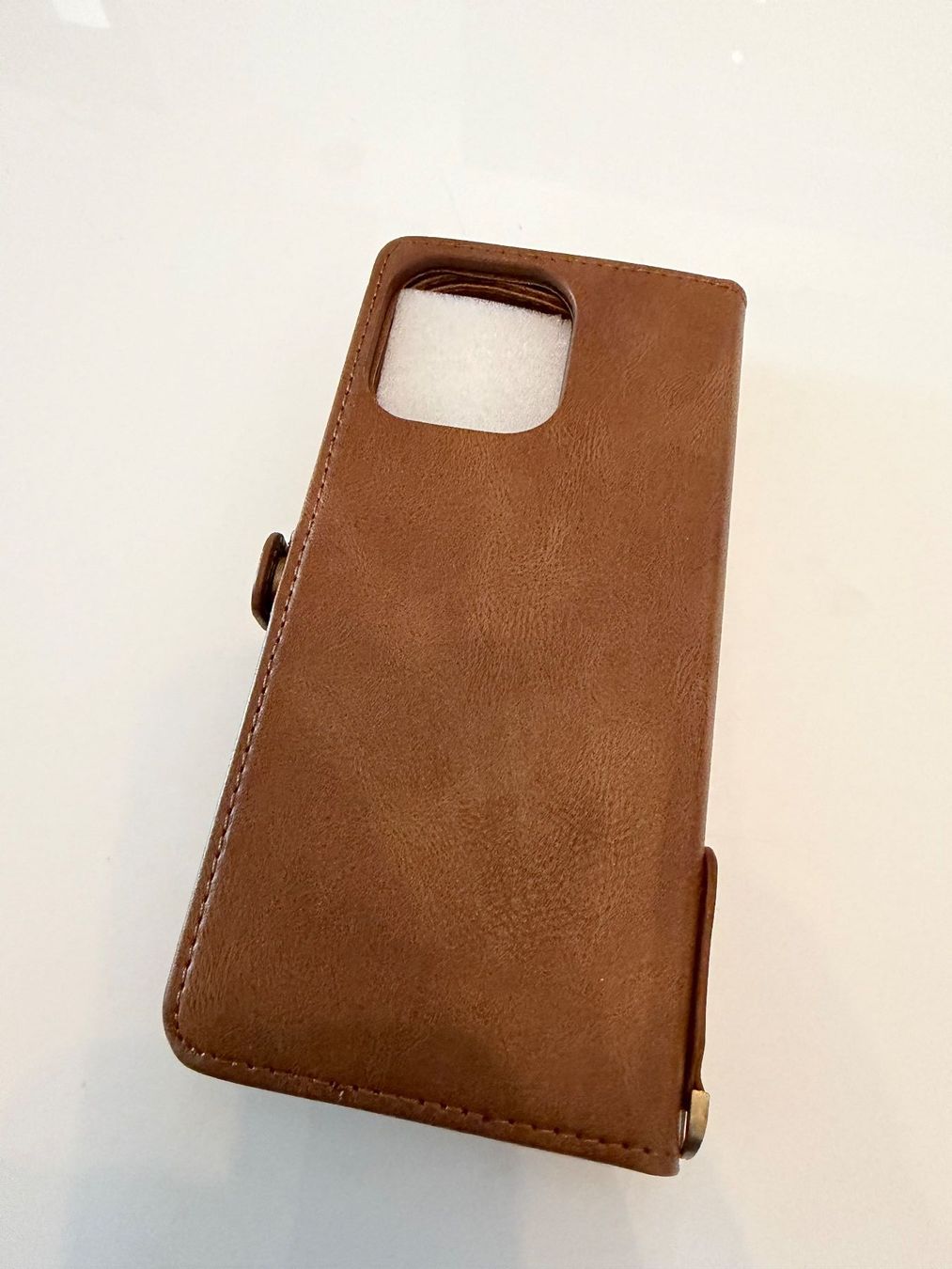 Apple Cover & Protezioni schermo: iPhon 14 Pro Max Cover braun Kunstleder mit Magnet Einsatz – Nuovo e nell'imballaggio originale da Kölliken venduto da Teguwegu 3
