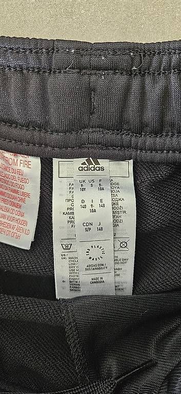 Adidas Pantaloni: Adidas Sporthose Gr. 140 – Usato da Baden venduto da Boomer76 2