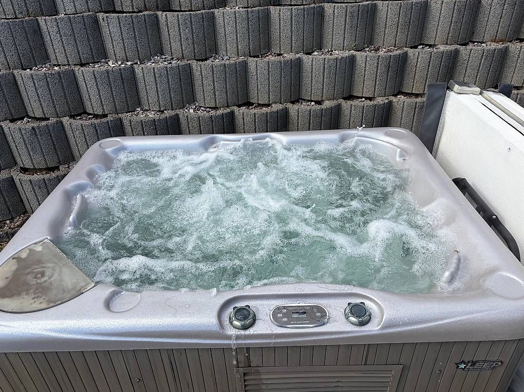 Whirlpool: Jacuzzi 2 places Beachcomber 520 LEEP – Usato da Cernier venduto da DBONEUCHATEL