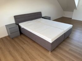 Doppelbett in grau