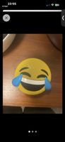 Lautsprecher mit Emoji-Design lachend mit Tränen