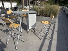 Bar , Theke mit vier Barhocker
