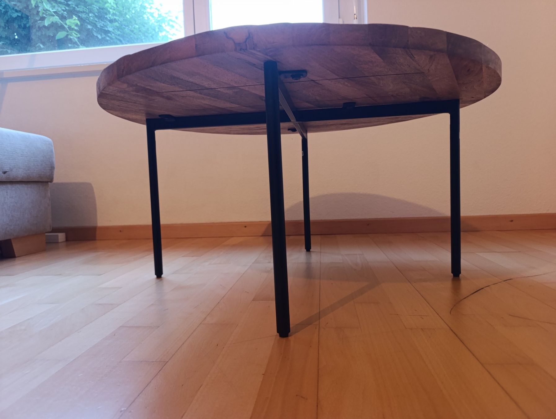Tavoli: Runder Couchtisch aus Holz, rustikal – Usato da Zürich venduto da IchbindeRico 1