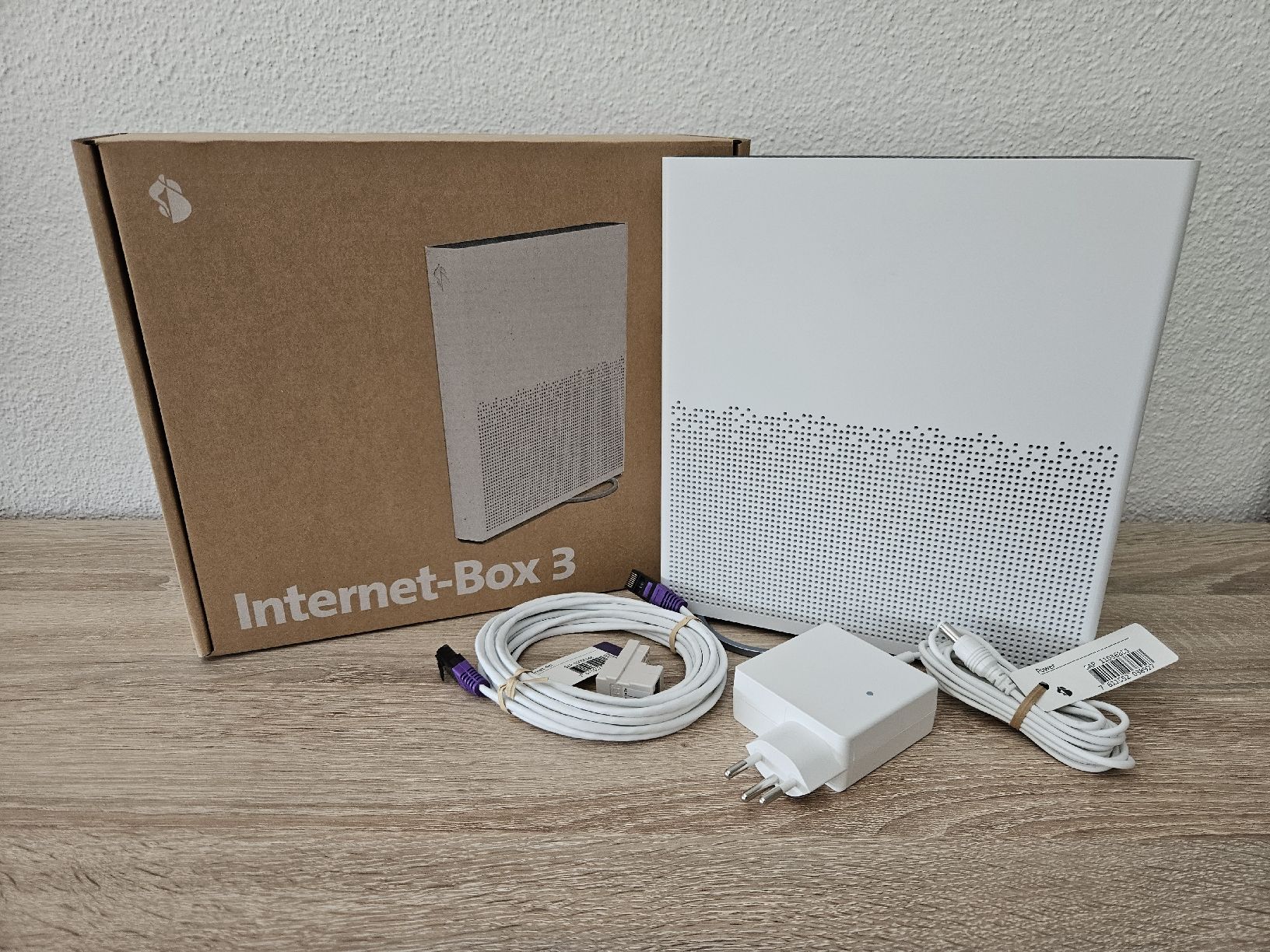 Swisscom Modems & Routeurs: Internet-Box 3 mit Kabeln neuwertig – D'occasion à Wauwil par seriously3