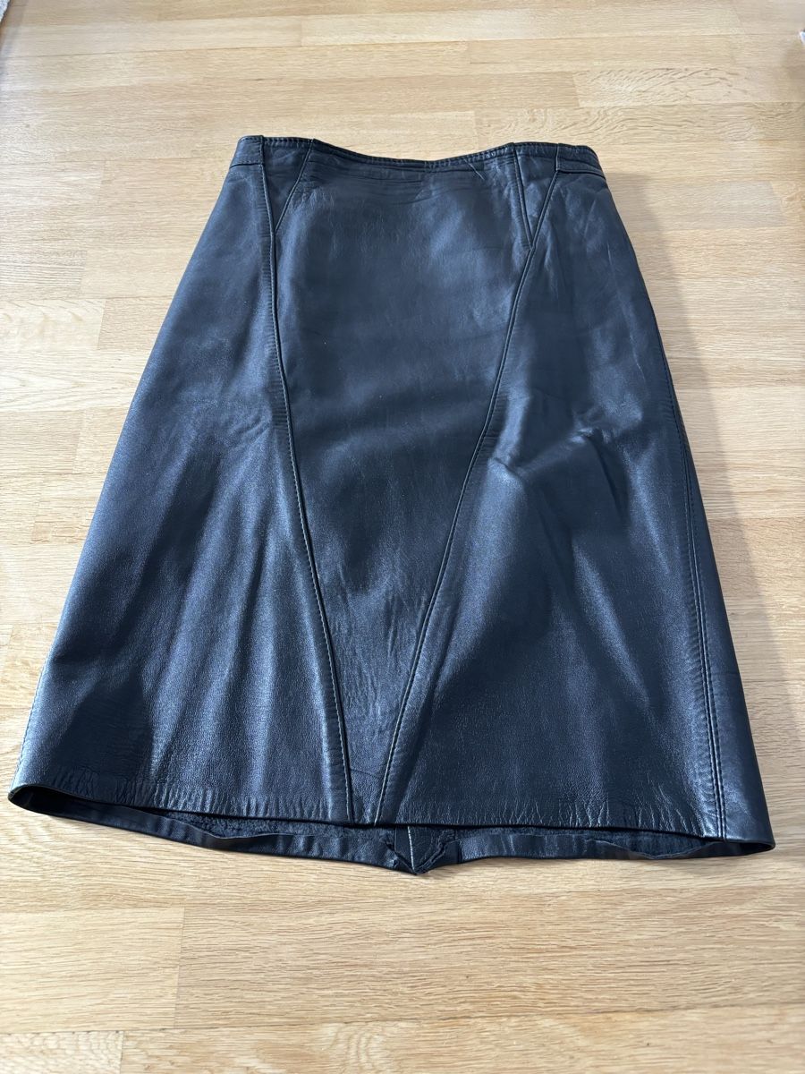 Saint Laurent Gonne: Leder Rock Yves Saint Laurent schwarz 40 – Usato da Fribourg venduto da dafral